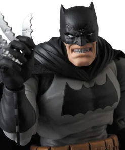MAFEX No. 106 Batman with claws
