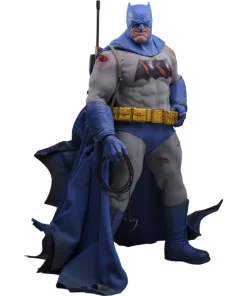 Batman: The Dark Knight Returns Batman (Battle Damaged Version) 1/6th Scale Collectible Figure